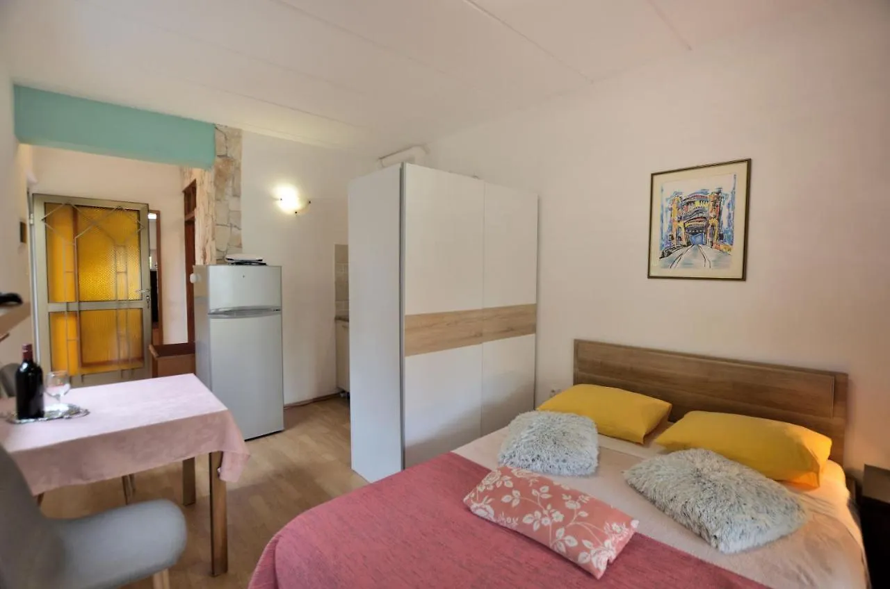 Apartments Maja Штиньян 0*,